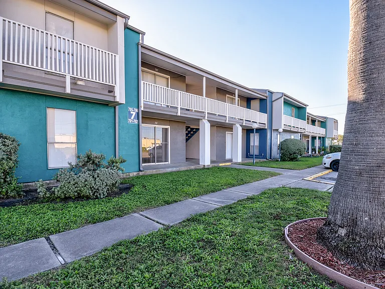 Bay Bluff Apartments — Photo 14
