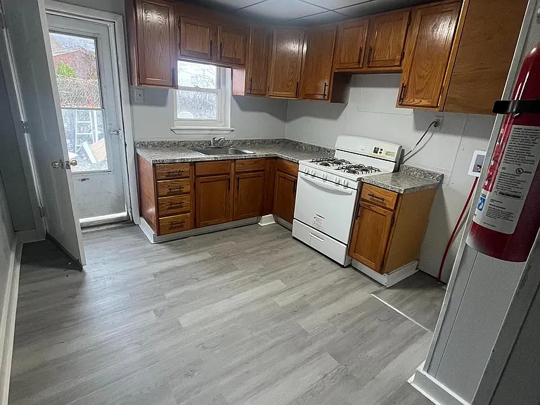 814 Upland St — Photo 5