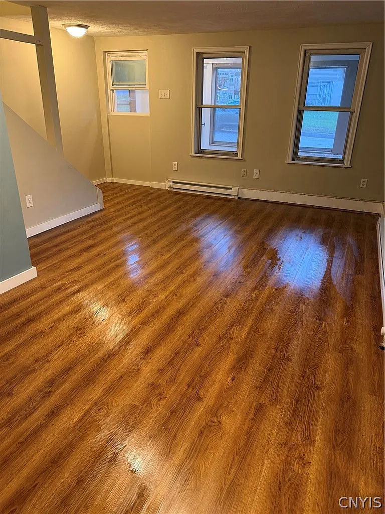 3 bed, 1.0 bath, 994 sqft, $1,850 — Photo 3