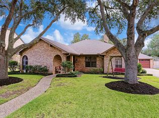 207 Meadow Ln, Sealy, TX 77474