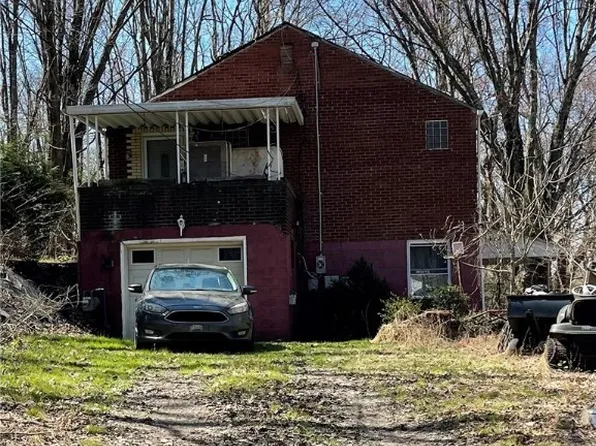 7 Suffolk Dr, Coraopolis, PA 15108