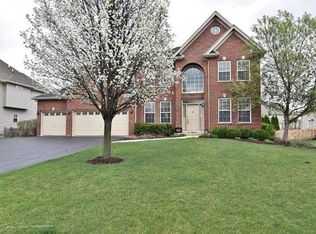 2240 Schrader Ln, North Aurora, IL 60542