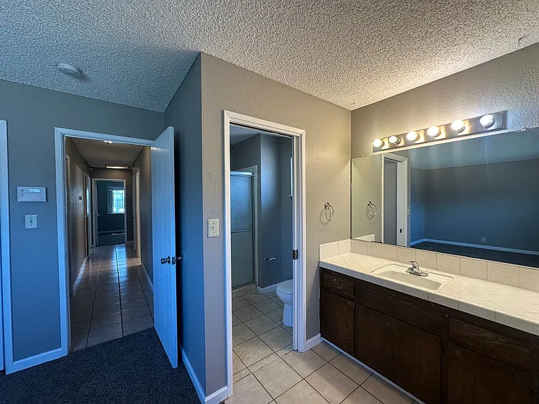 1175 E Edison St — Photo 25