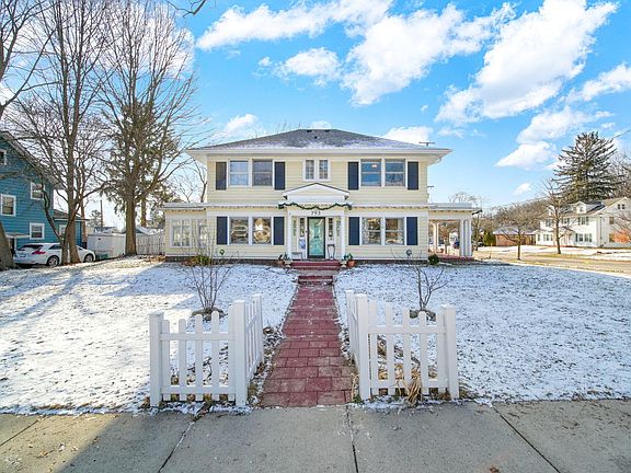 3rd image of 793 Oakridge Dr
