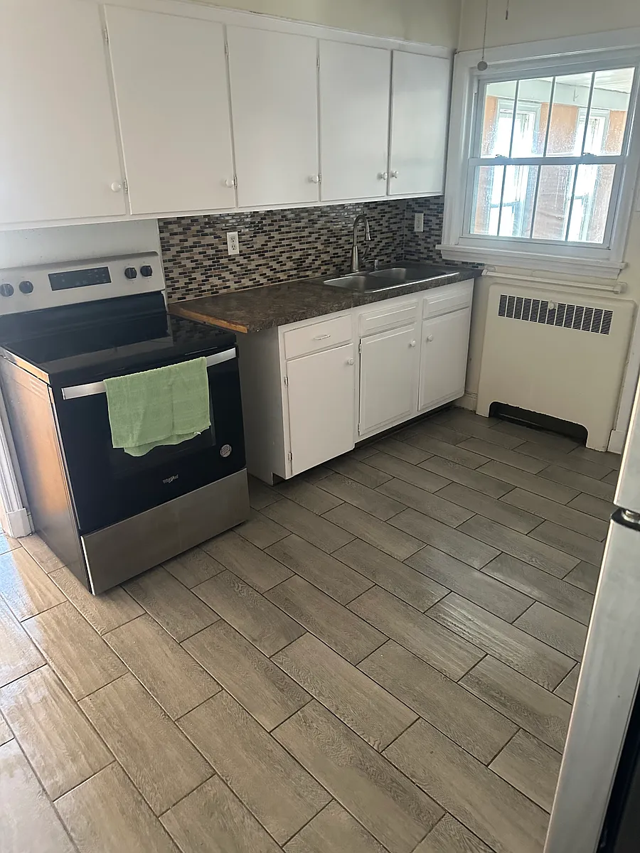 Kitchen - 1021 E Front St