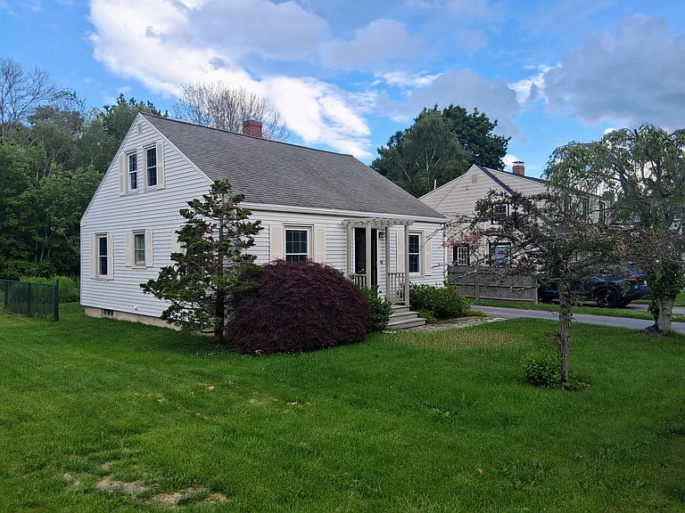 19 Harding Ave — Photo 2