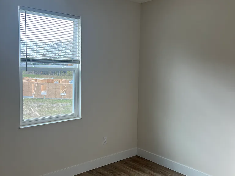 409 Court Yard Ln — Photo 24