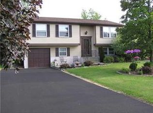 6584 Royal Pkwy N, Lockport, NY 14094
