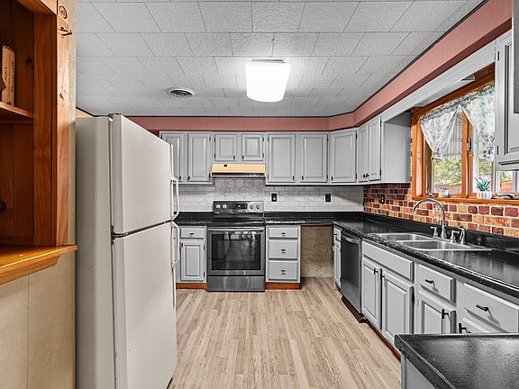 3rd image of 328 Maple Ave