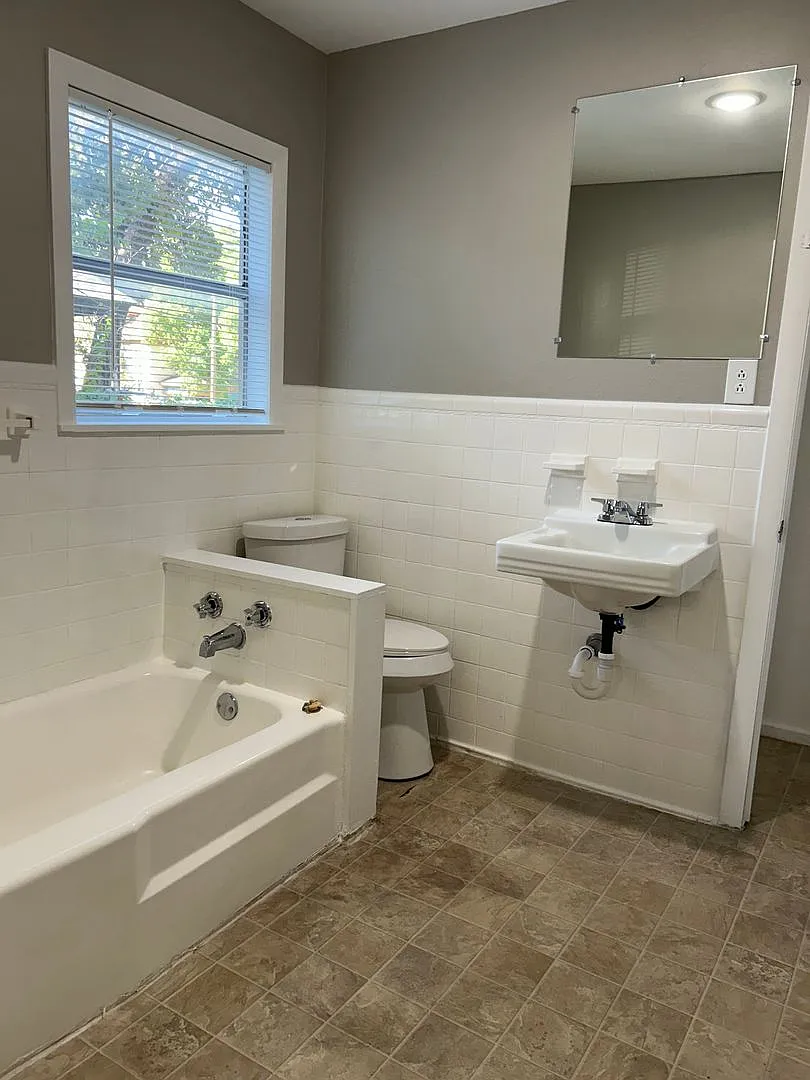 Large 3 bed 2 bath newly renovated — Photo 3