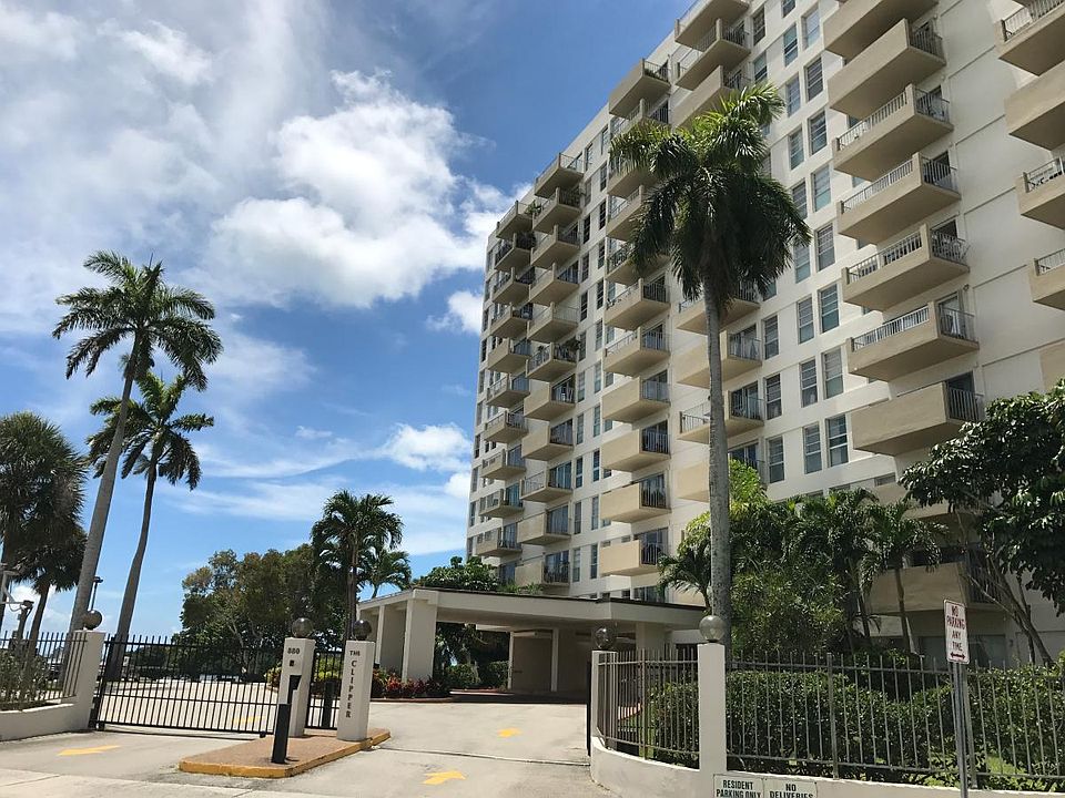 Clipper Condo Main Entrance