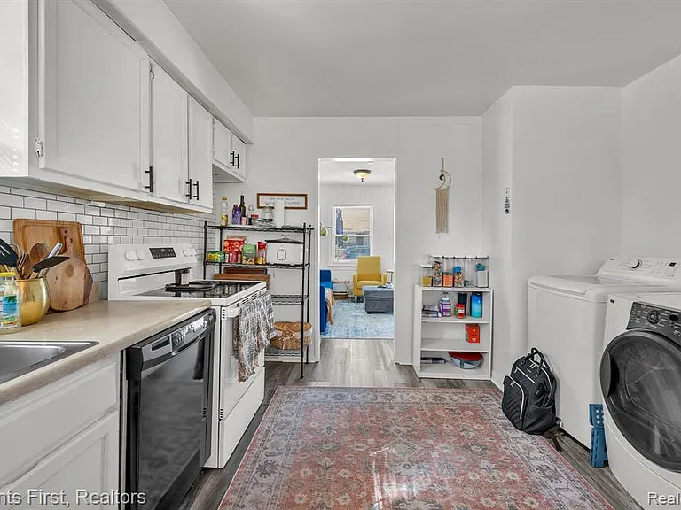24047 Stanford St — Photo 10