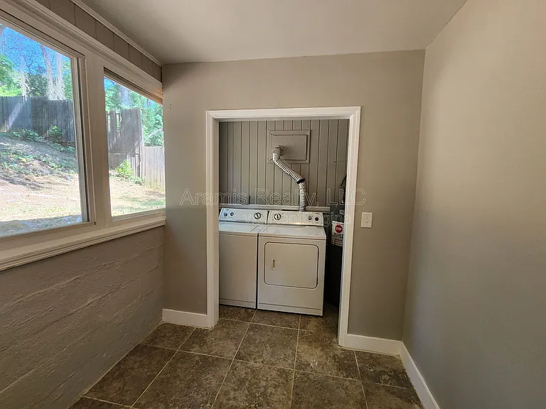 2663 Blount St — Photo 5