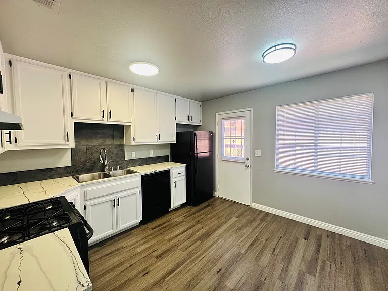 9633 1/2 N Loop Blvd #A — Photo 3