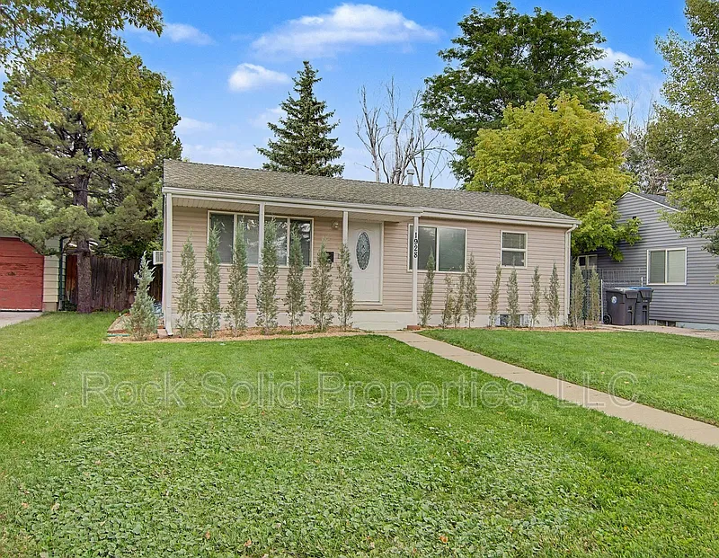 3 bed, 2.0 bath, 1728 sqft, $2,295 — Photo 3