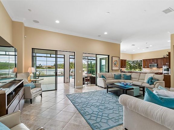 5th image of 844 San Raphael St