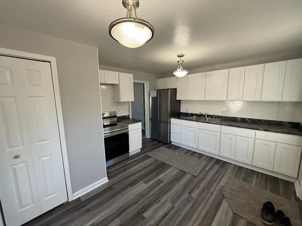 2806 Clayton Ct, Westland, MI 48186