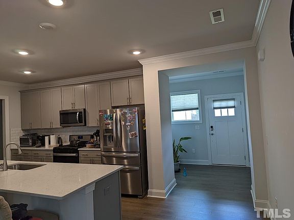 4th image of 423 Bluffberry Way