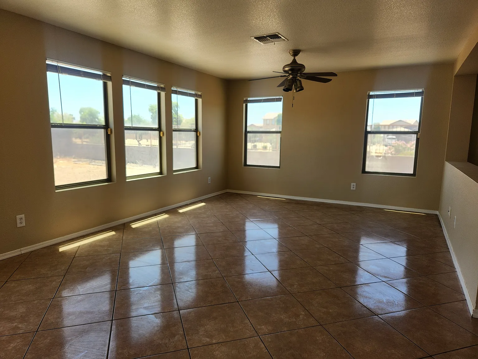 4 bed, 2.5 bath, 2317 sqft, $2,395 — Photo 4