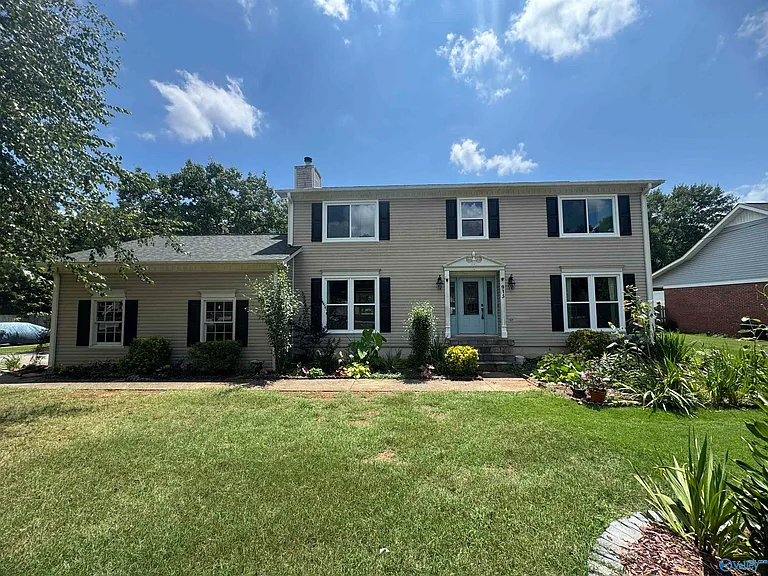 915 Highland Dr — Photo 2