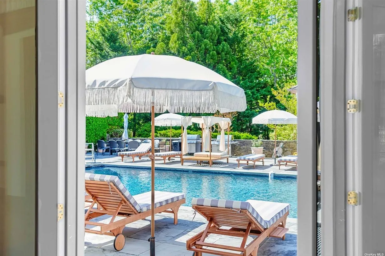 North Bay Estate | East Hampton | Villa with Pool and Hot Tub — Photo 4