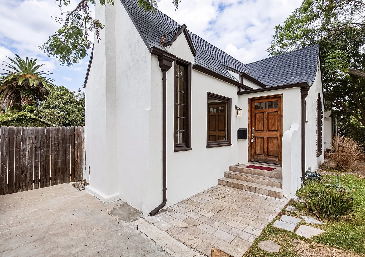 Updated 2 Bed/2bath Single Family Home In West Hollywood - Huge Private Backyard — Photo 3