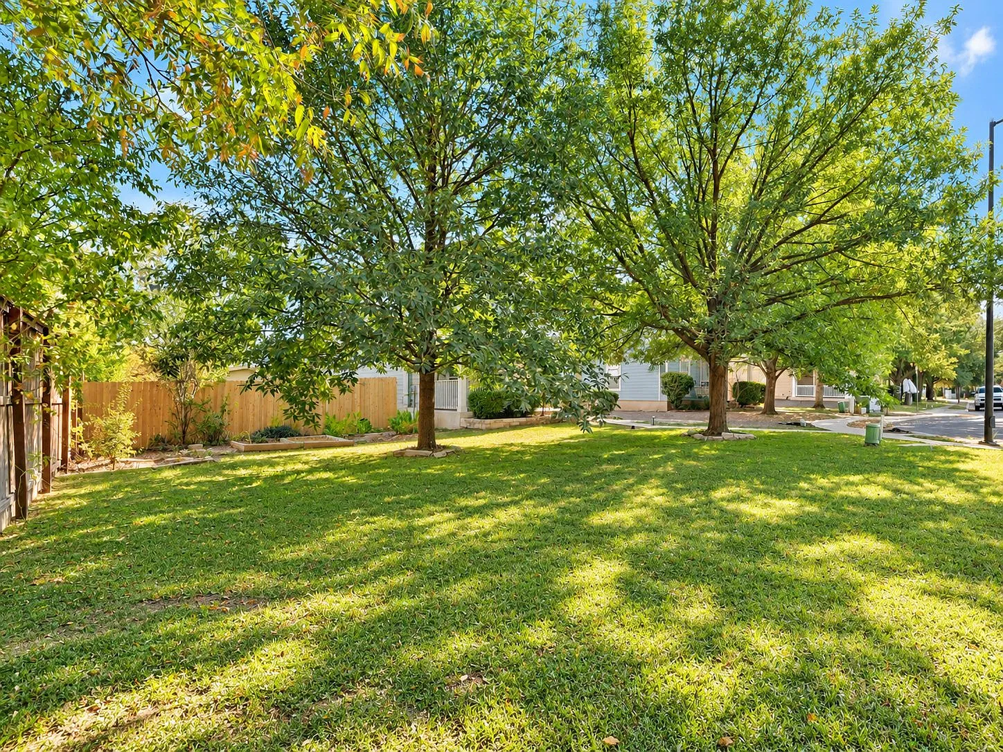 3 bed, 2.5 bath, 1399 sqft, $1,900 — Photo 3