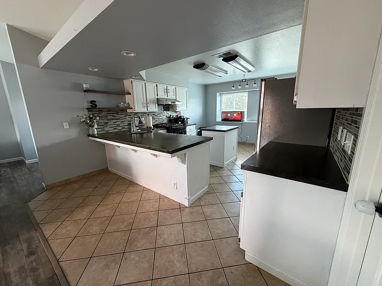 1410 Ashwood Ct — Photo 8