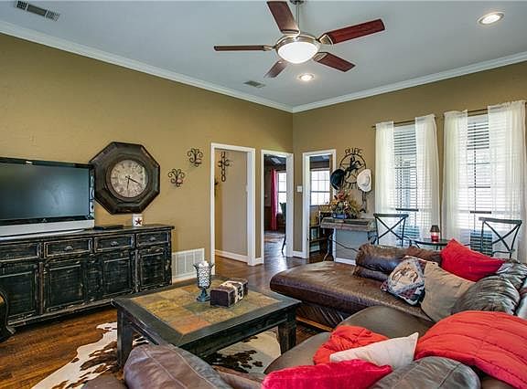 5th image of 260 Dickinson Dr