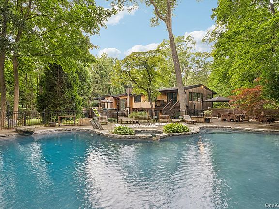3rd image of 14 Tall Tree Ct