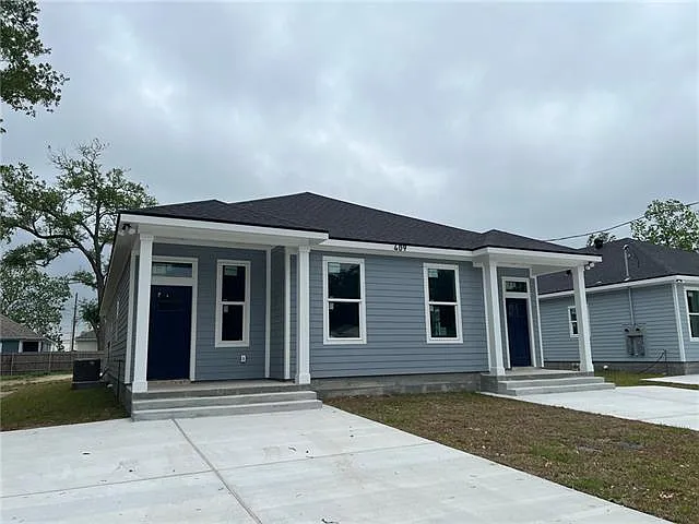 Building Photo - 409 E 1st St #A/B
