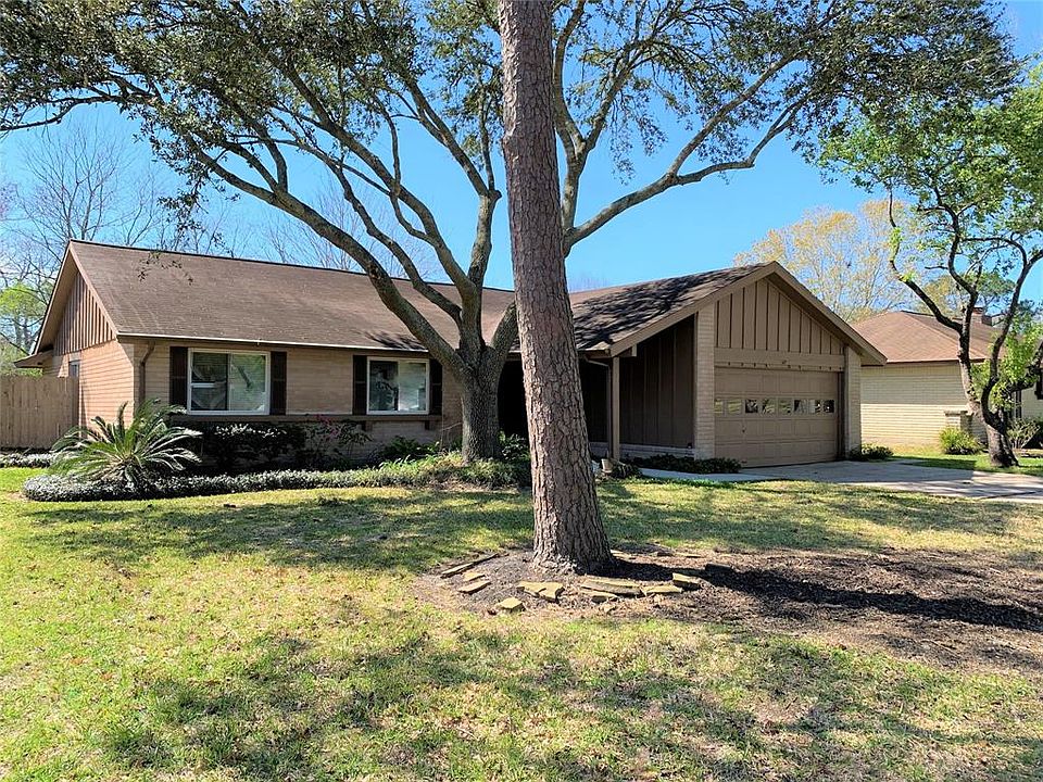 WELCOME TO FRIENDSWOOD! CCISD, THIS HOME COMES WITH A FOUNDATION WARRANTY