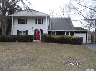 7 Pheasant Valley Dr, Coram, NY 11727