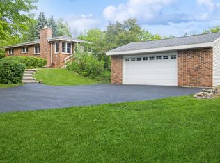 S85W30990 Stonegate Dr, Mukwonago, WI 53149