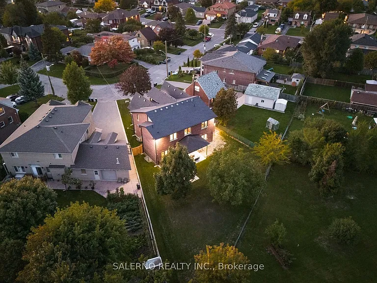 11 Compton Cres — Photo 48