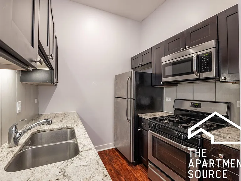 2944 W Montrose Ave #1R — Photo 2