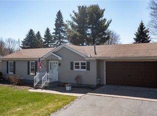 103 Hounsfield St, Sackets Harbor, NY 13685