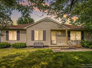 977 Town Trl, Pinckney, MI 48169