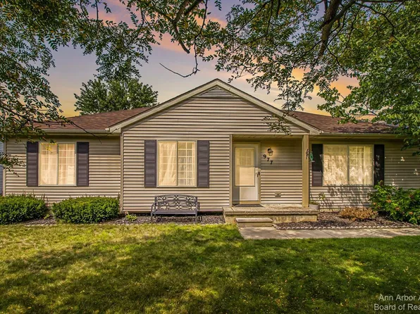 977 Town Trl, Pinckney, MI 48169