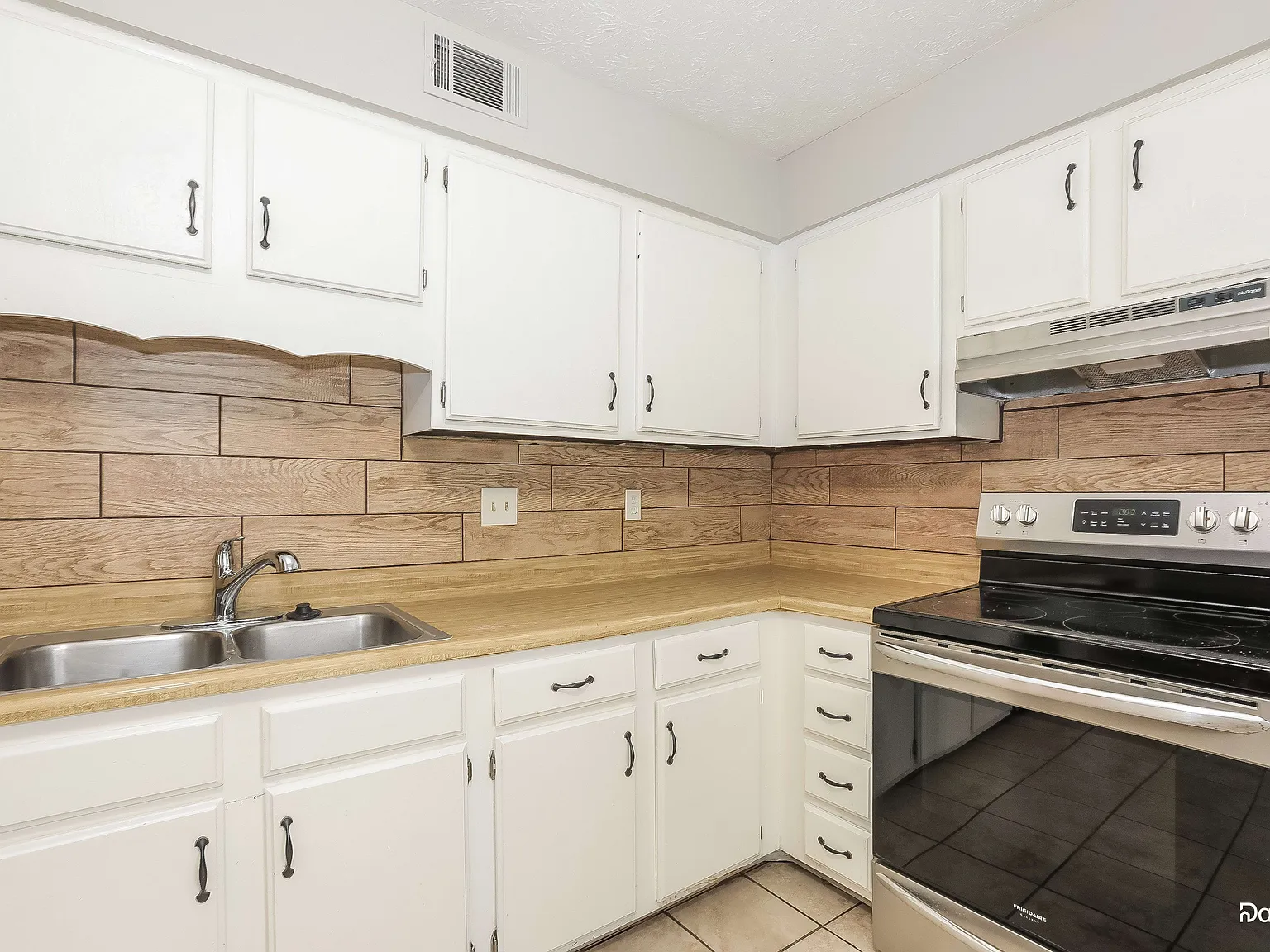 3 bed, 2.5 bath, 1868 sqft, $1,990 — Photo 2