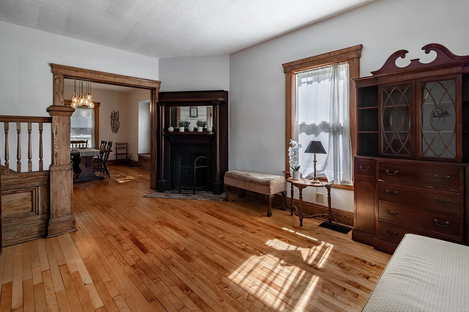 3 bed, 1.0 bath, 1689 sqft, $4,160 — Photo 2