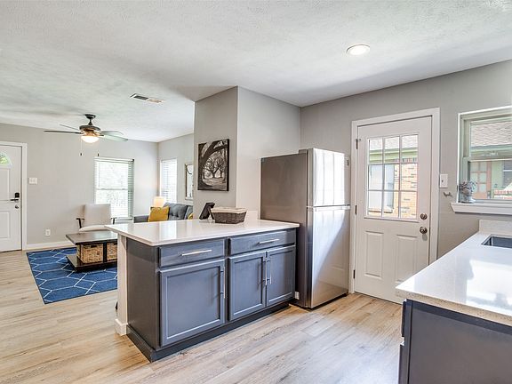 5th image of 410 N Oak Cliff Blvd