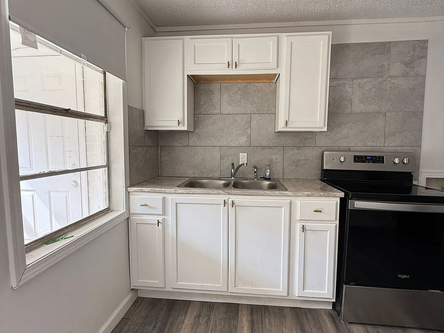 806 Armory Dr — Photo 3