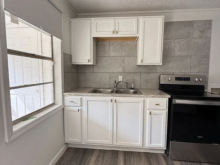 806 Armory Dr #B — Photo 3