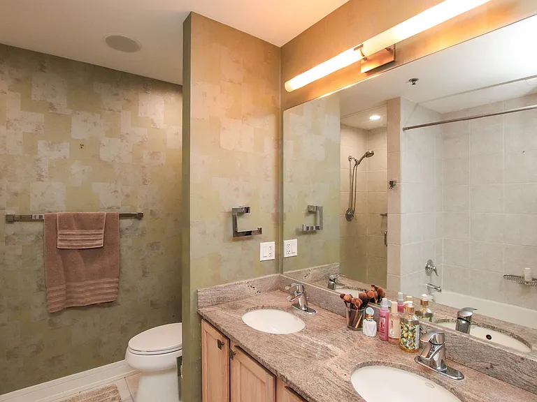 340 W Superior St #1604 — Photo 23