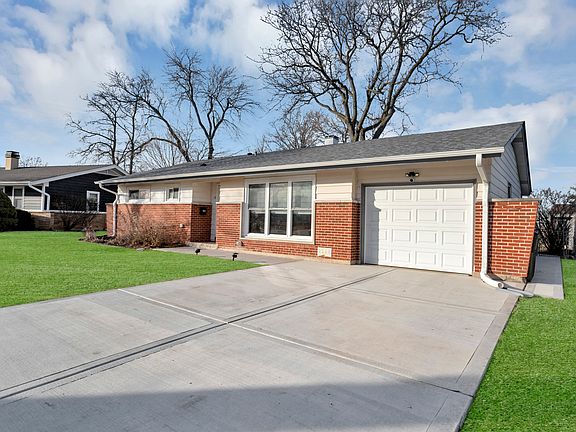 3rd image of 10 Woodcrest Ln