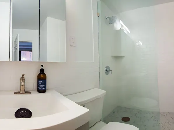 225 East 36th Street image 4 of 10