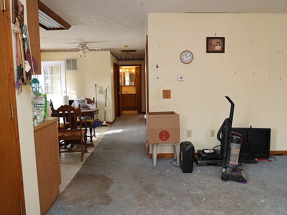 4th image of 690 N Mulberry St