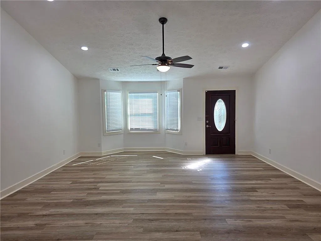 3 bed, 2.0 bath, 2280 sqft, $2,500 — Photo 2