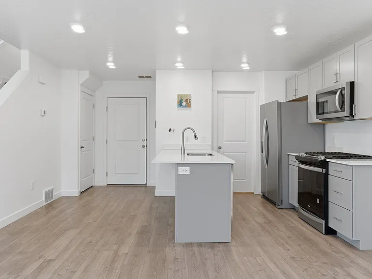 1049 E Regatta Ln — Photo 5